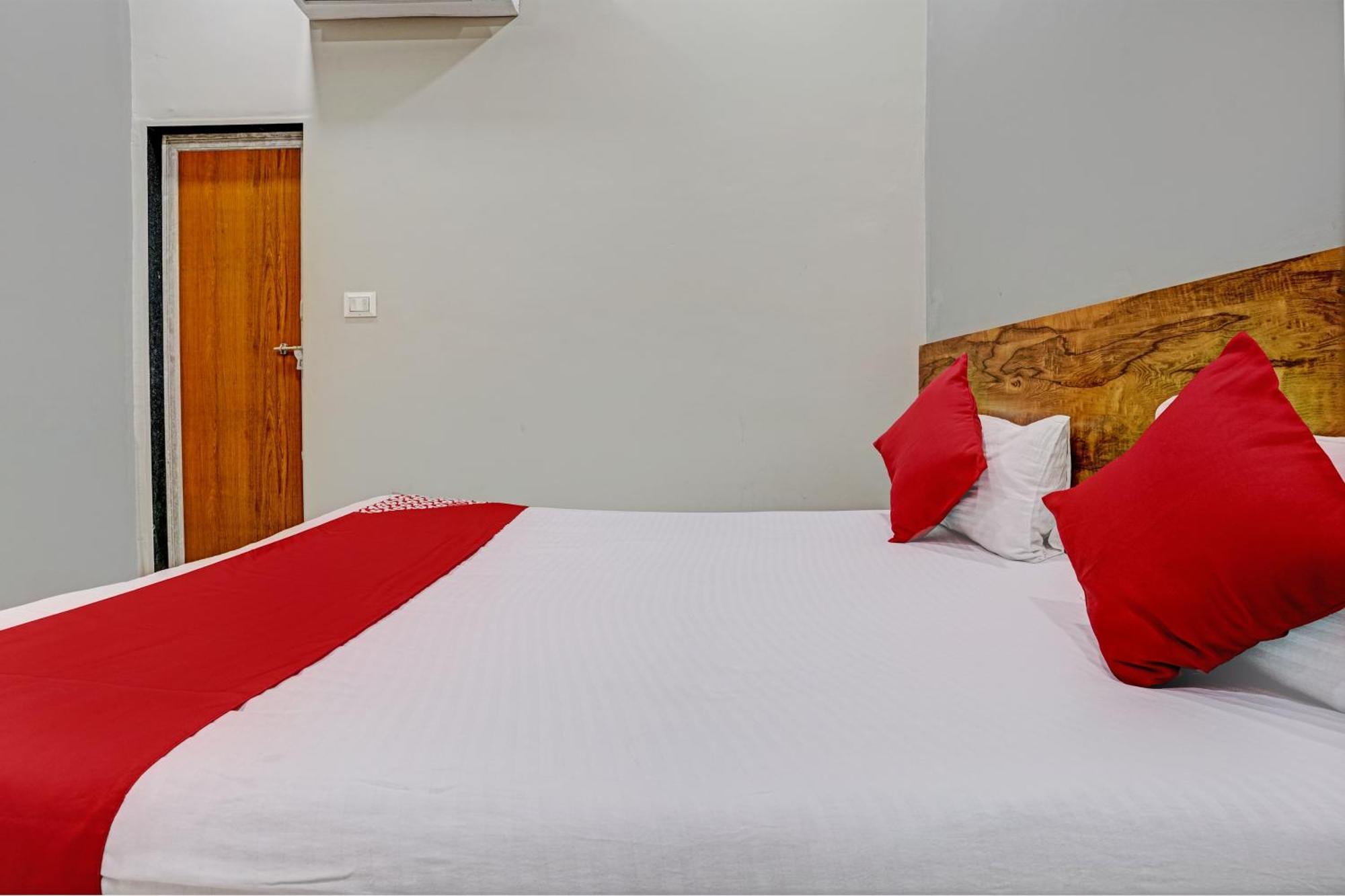 Oyo Flagship Hotel 9 Surat Dış mekan fotoğraf