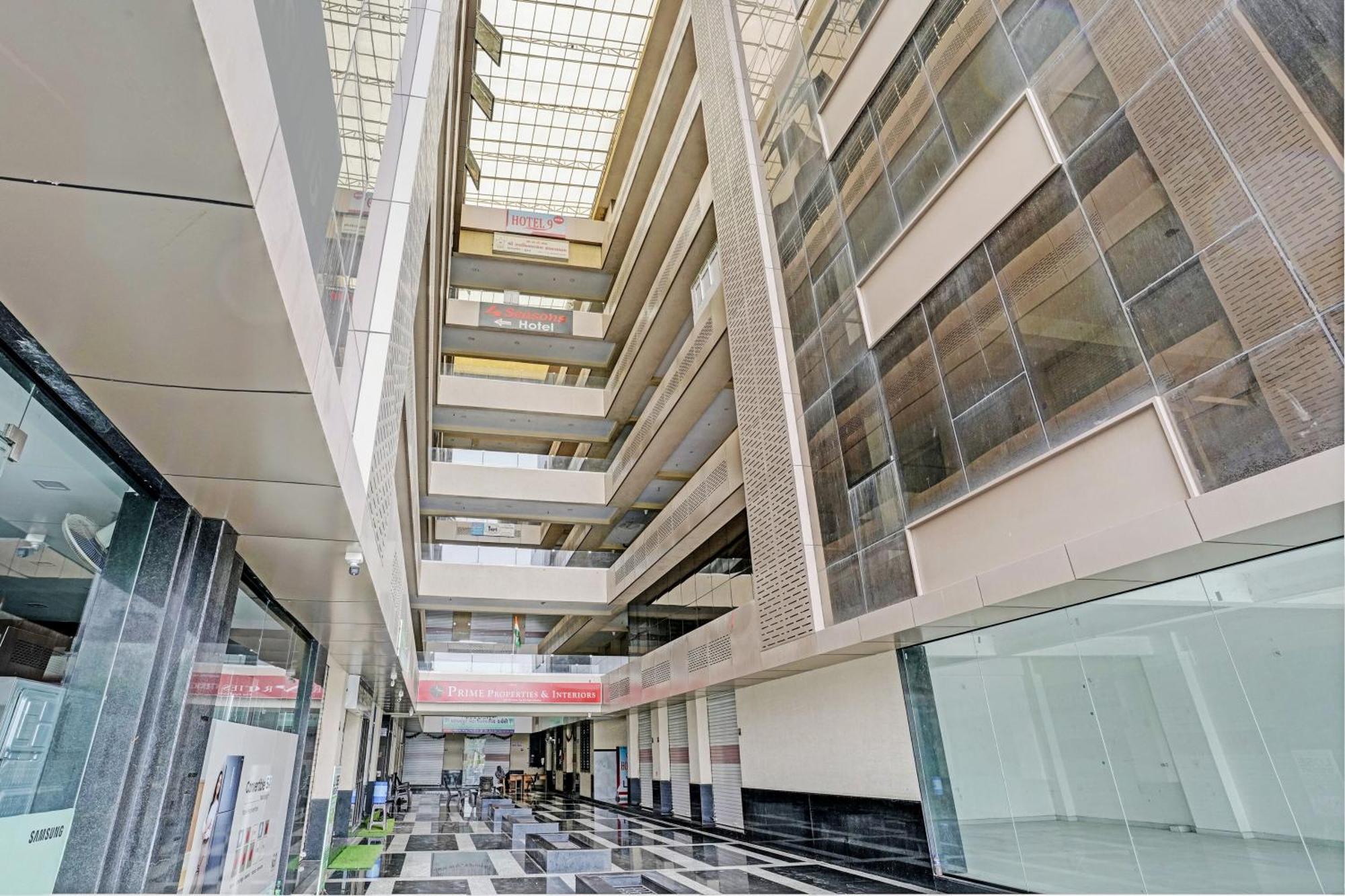 Oyo Flagship Hotel 9 Surat Dış mekan fotoğraf