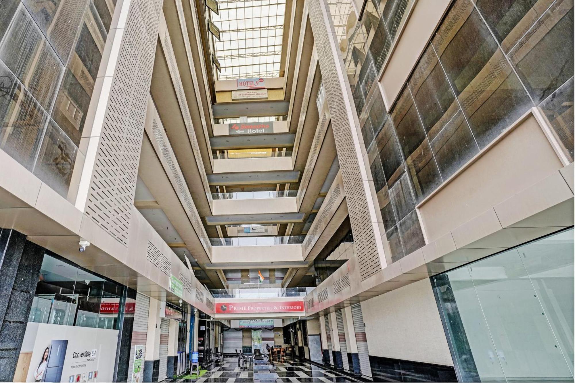 Oyo Flagship Hotel 9 Surat Dış mekan fotoğraf